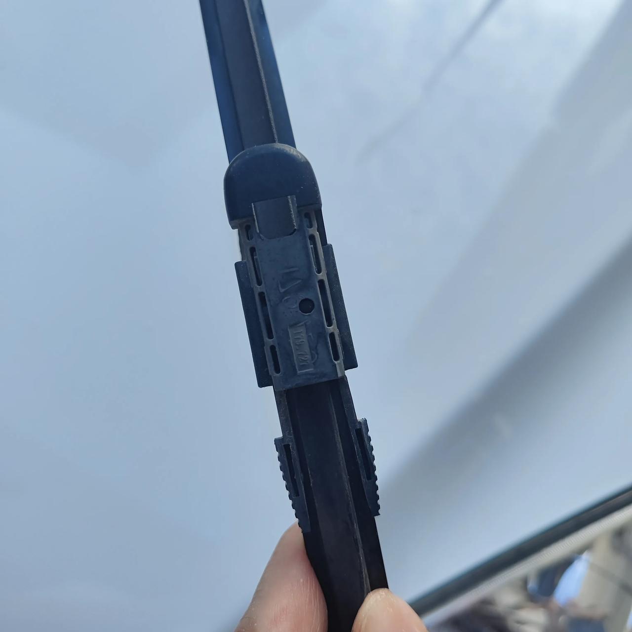 老公说要把车开去保养了，顺便换个雨刮器，我问他在4s店换个雨刮器多少钱？他说得百