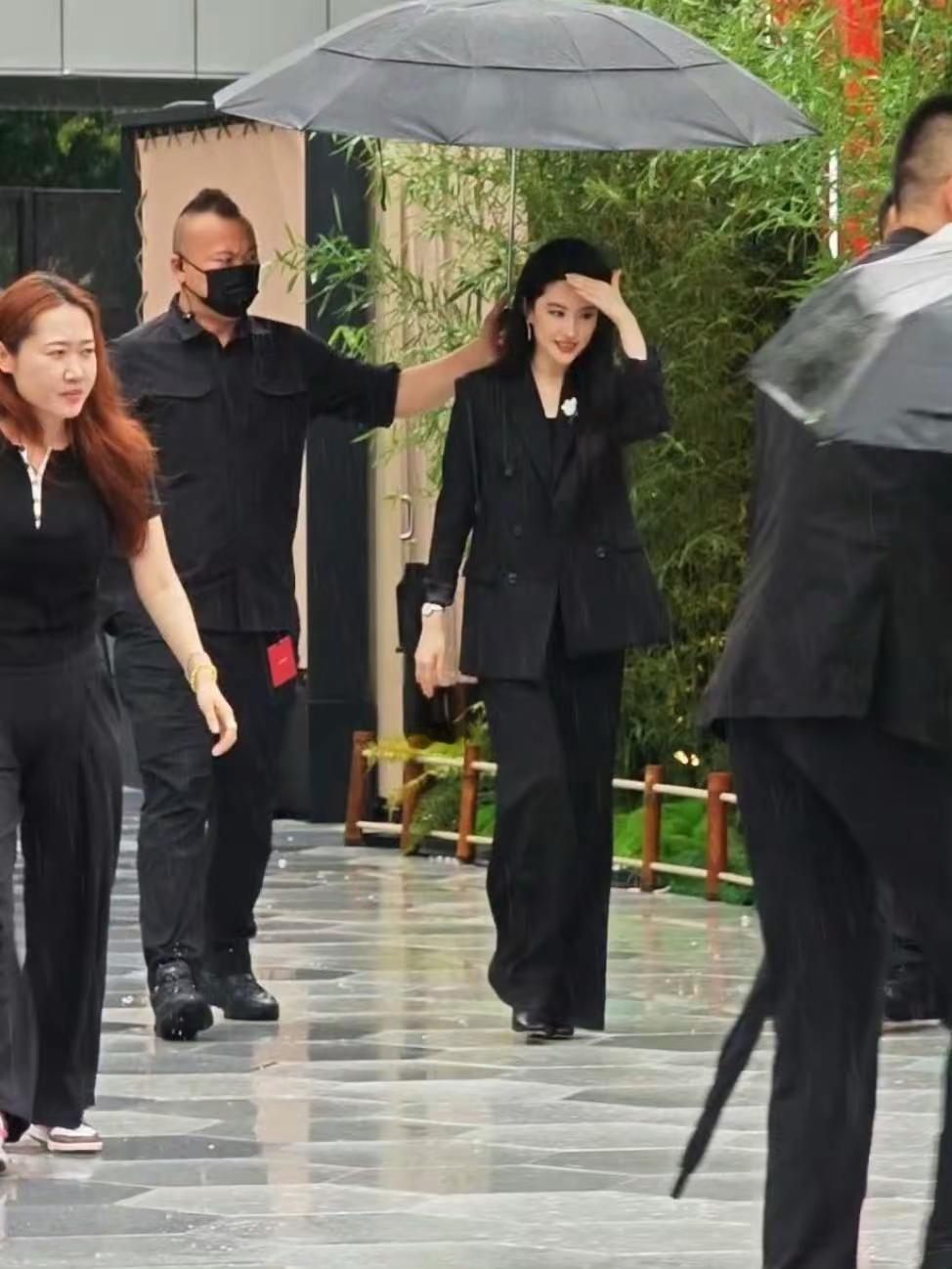 此女完全生图直出的神图源网络刘亦菲刘亦菲现身成都