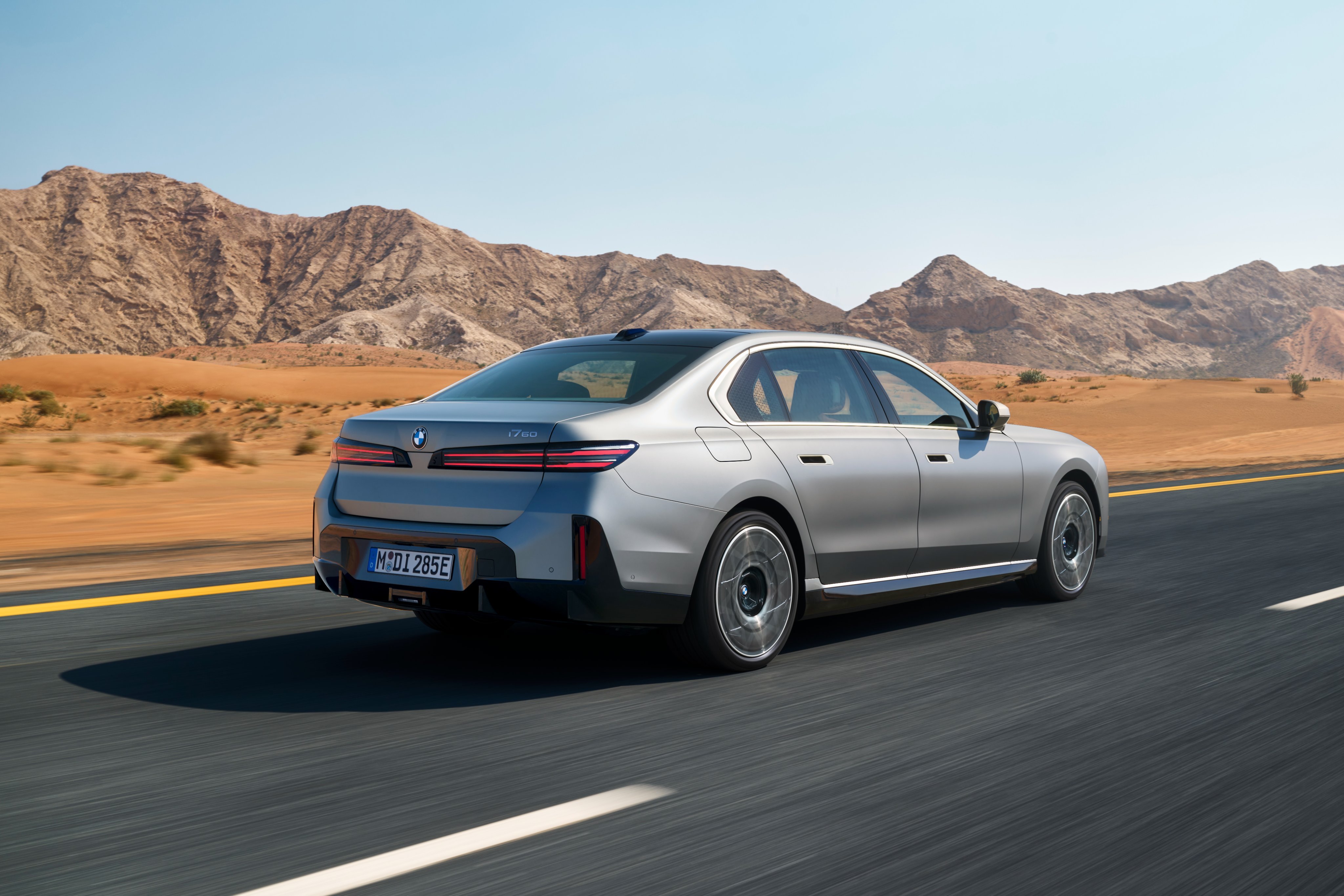 宝马7系迎来中期改款，外观调整为NK风格，换上了全新样式的“双肾格栅”，前大灯设