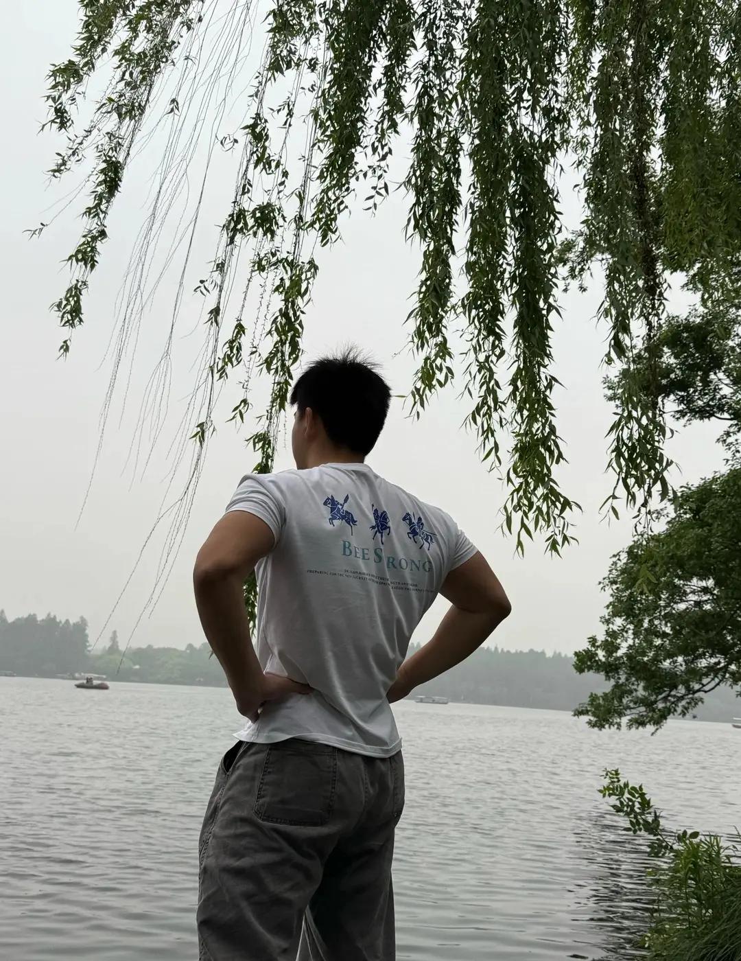 夏日生活打卡季地铁口的楼梯总能遇见这样的瞬间。一个穿黑色运动背心的男生一步跨两级