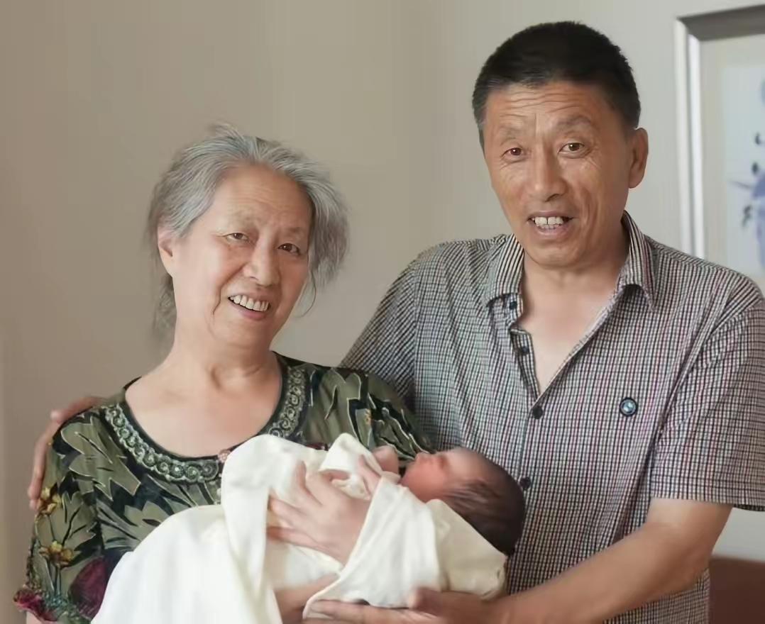 张雪峰大学毕业工作之后，攒下的第一笔10万块钱就打回了家里，给父母在老家富裕县城