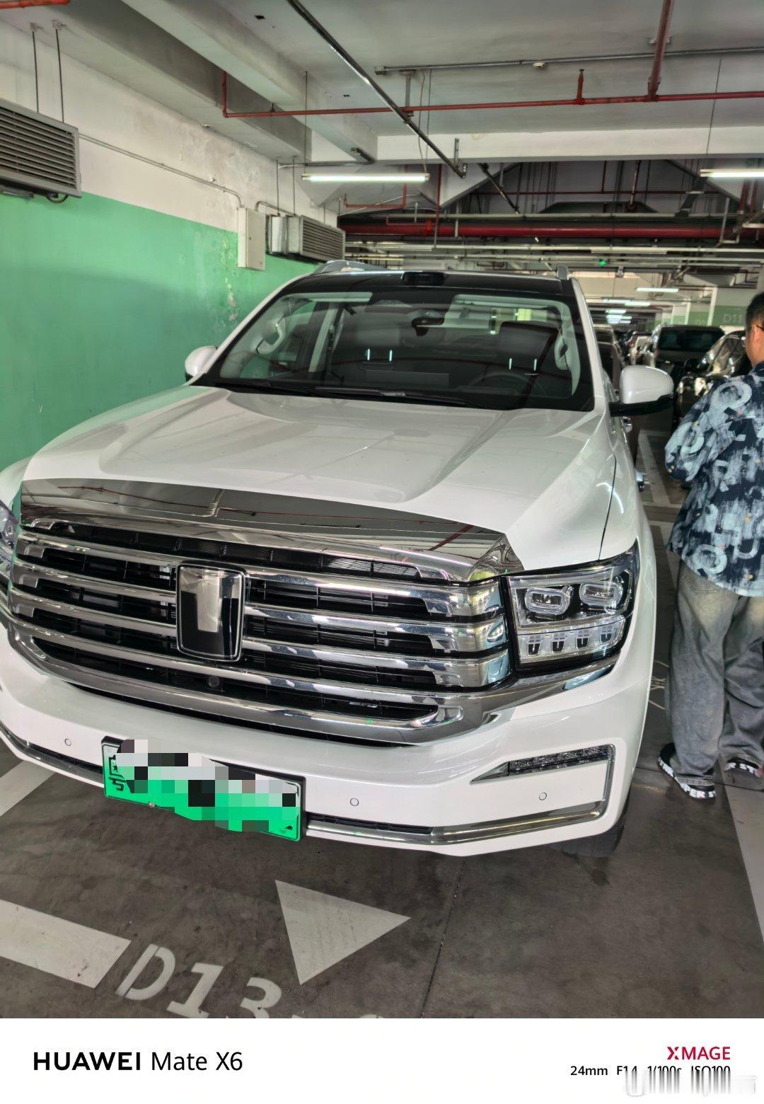 坐上了徐工的坦克500副驾坐起来行驶质感挺棒的，过减速带多余晃动很小，稀碎路面更