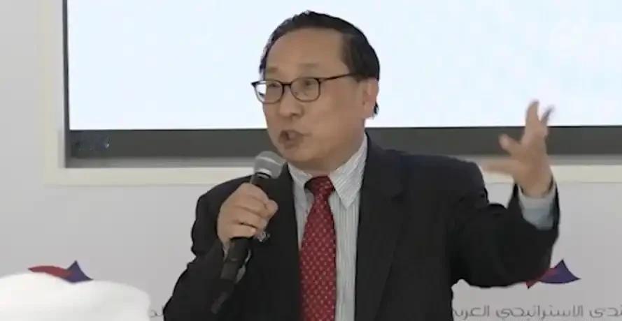 黄岩岛，中国海警在潟湖口子上挂了道浮栏，没炸没吵，但菲律宾船再没敢硬闯。201
