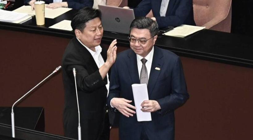 傅崐萁因在立法院质询时爆粗口“他X的”，遭民进党要求道歉。他7月31日召开记者会