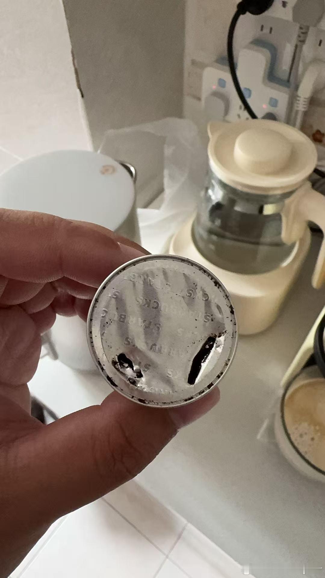 昨天新开的一条星巴克胶囊，第二颗就是破损的…大家有遇到过这样的情况吗？nespr
