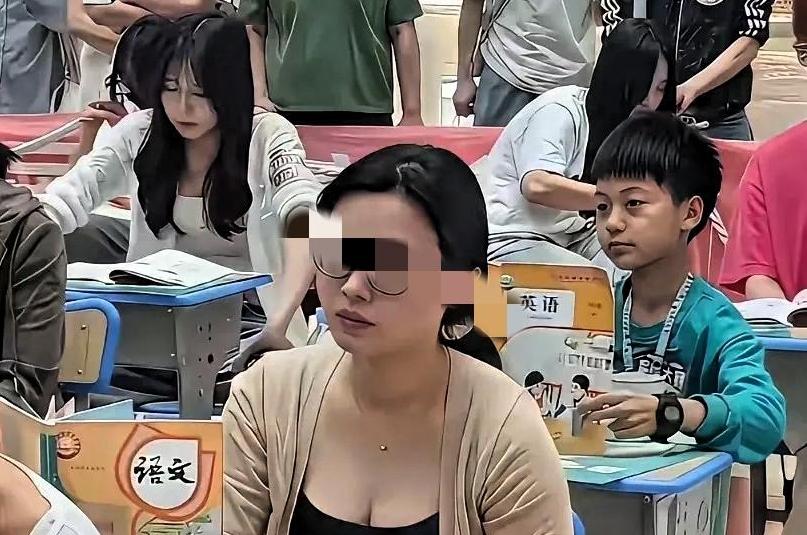 你敢信吗？一位宝妈去开家长会，自己竟成了全场的焦点——不是因为她儿子，而是因为她
