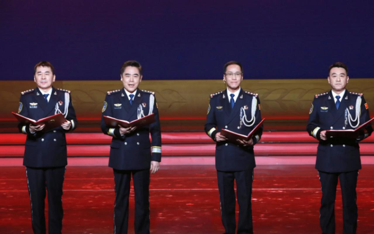 4位身着警服的老戏骨谁最正气凛然？陈宝国戎装英发，沉稳干练；何冰方颐大耳，
