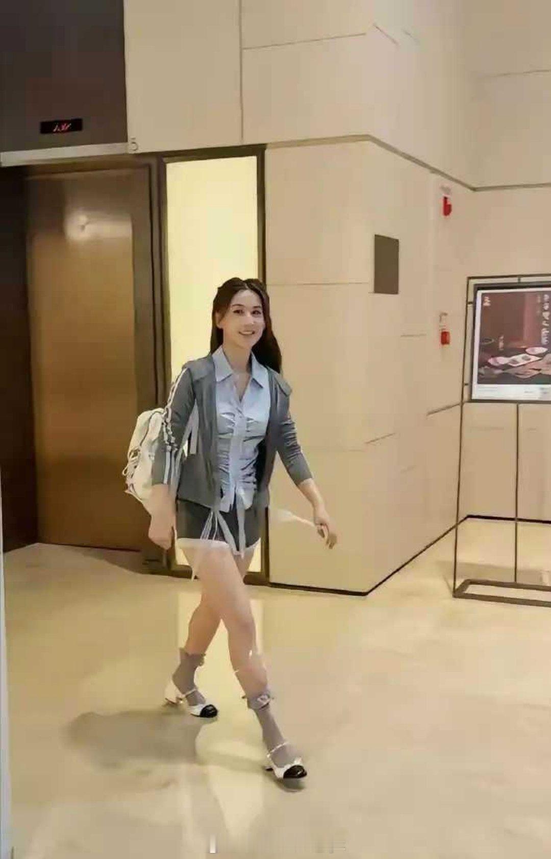 离婚后的黄圣依，整个就是一个女大学生的感觉。重回巅峰了呀