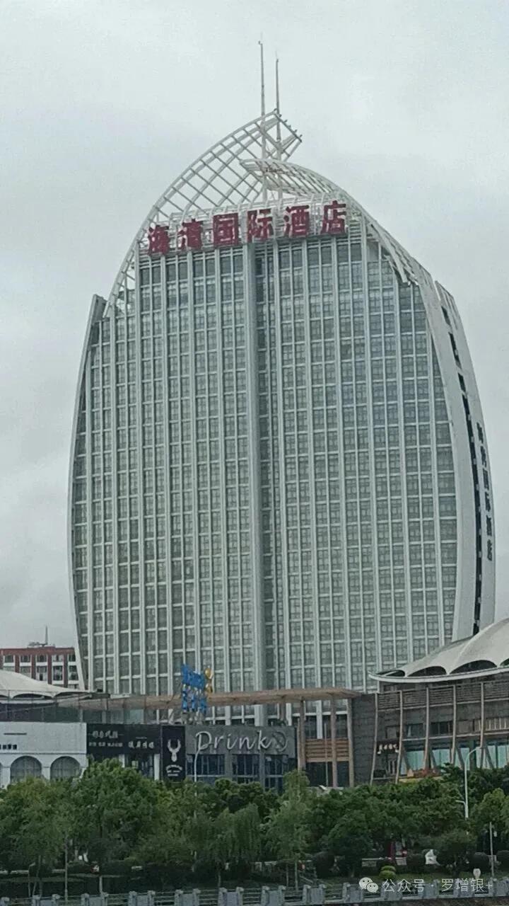 云南最出名的城市大理市的这幢楼是大理的地标了吧！建筑面积共7万多平，现己经无法正