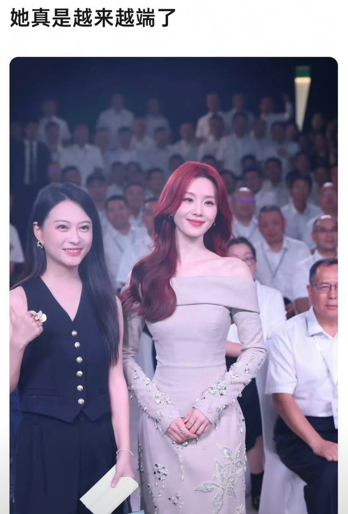 这么标准的站姿和仪态要被贴上“端”的标签。如果站姿不直又要说她仪态不行和着刘诗诗