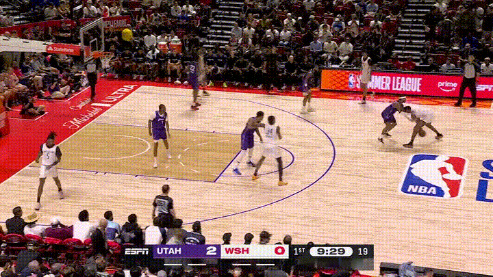 奇才超级新秀迪班萨真是太嚣张了！在今天进行的奇才和爵士的NBA夏季联赛中，当时比