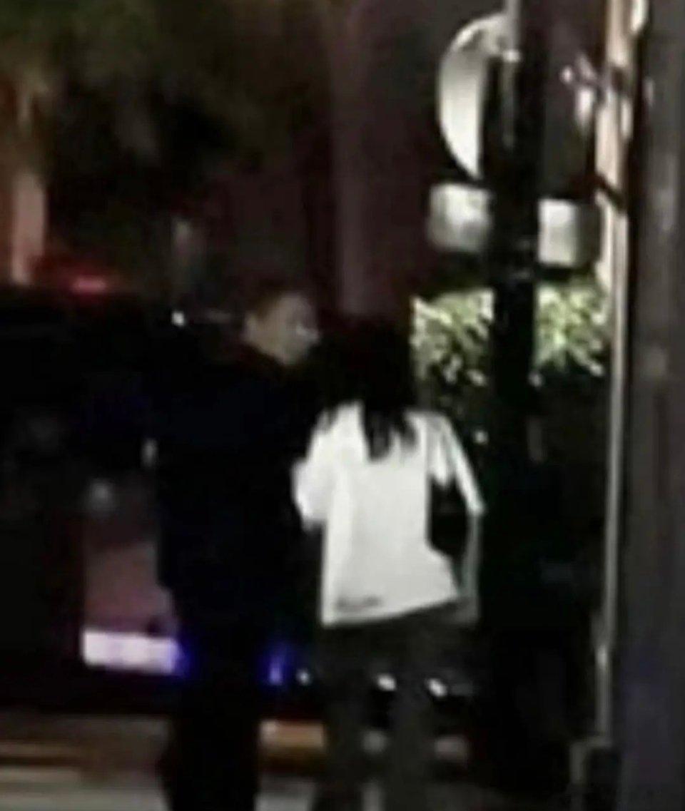 大家快来看这个背影和白男太像了吧