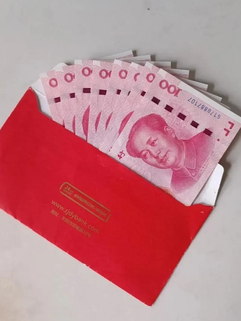 一大早，闺女发来一个大红包，我忙问，给你婆婆发了吗？闺女说:“都有，你们俩都