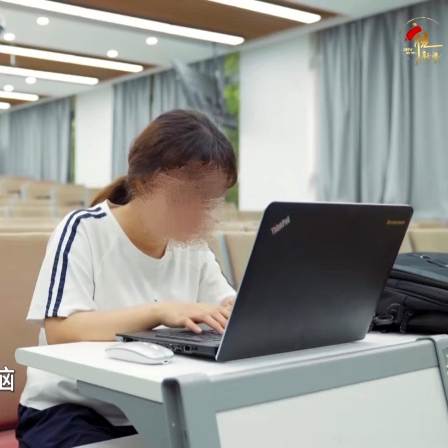 仔细看了下最近引发争议的大学生手抄代码事件，从视频里看这位学生用的笔记本应该是早