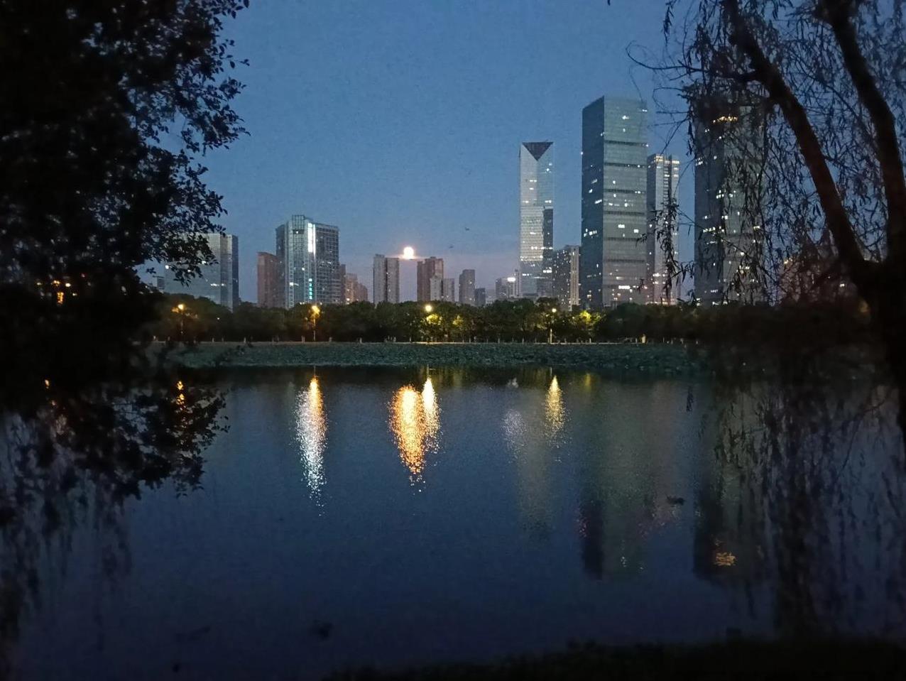 这是江西南昌的美丽的“艾溪湖畔”的夜晚景色。大家看一下这景色美吗？