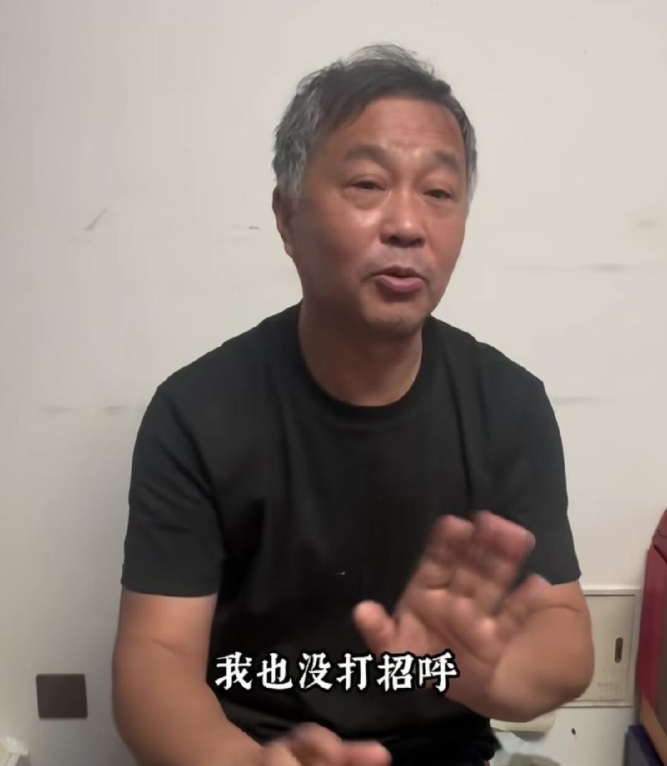 “流浪大师”沈巍谈多次偶遇上海名嘴曹可凡的经历，虽过去多年却历历在目，沈巍表示当时他和曹可凡近在咫尺