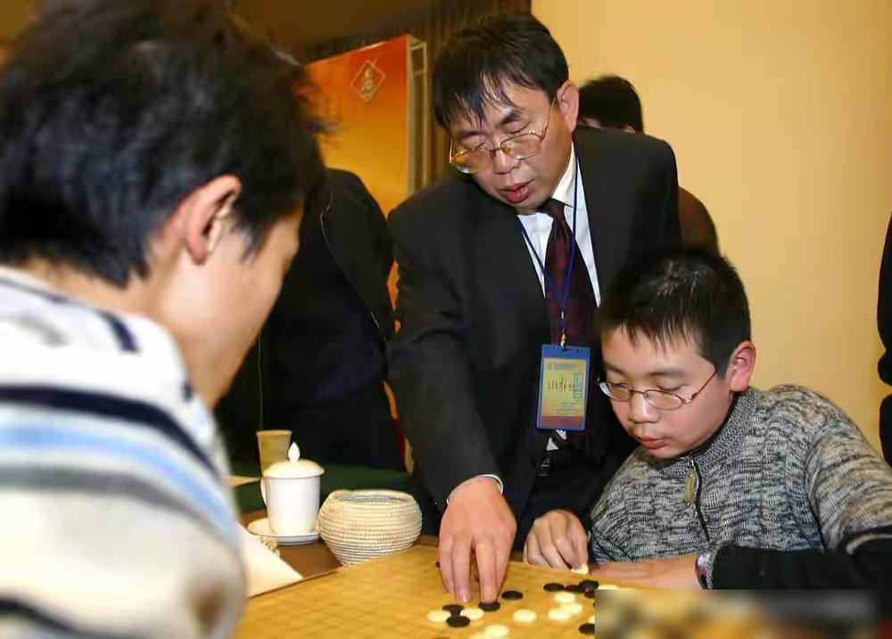 李世石还剩12分钟，直接认输。终结他19连胜的，不是什么世界冠军，而是一个当时排