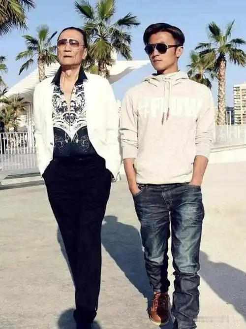 真相大白，谢贤的钱早就花光了，哪有什么亿万遗产可继承的？难怪谢霆锋会委托经纪公