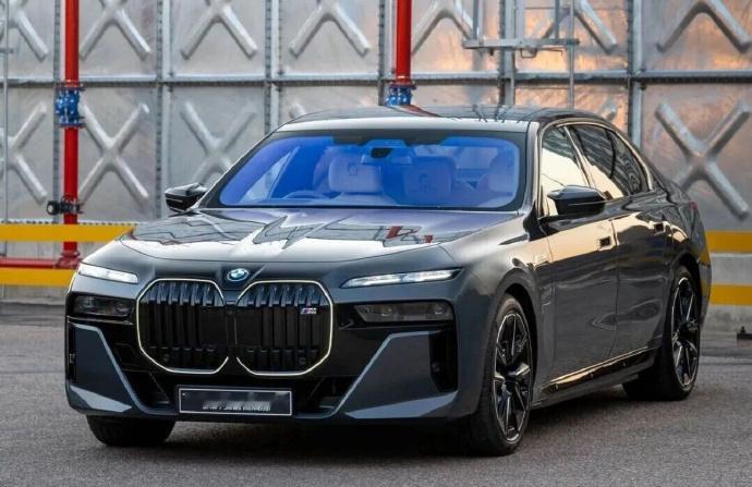 全球仅一台的稀缺属性，加上宝马百年定制工艺，这台车不仅是座驾，更是极具收藏价值的