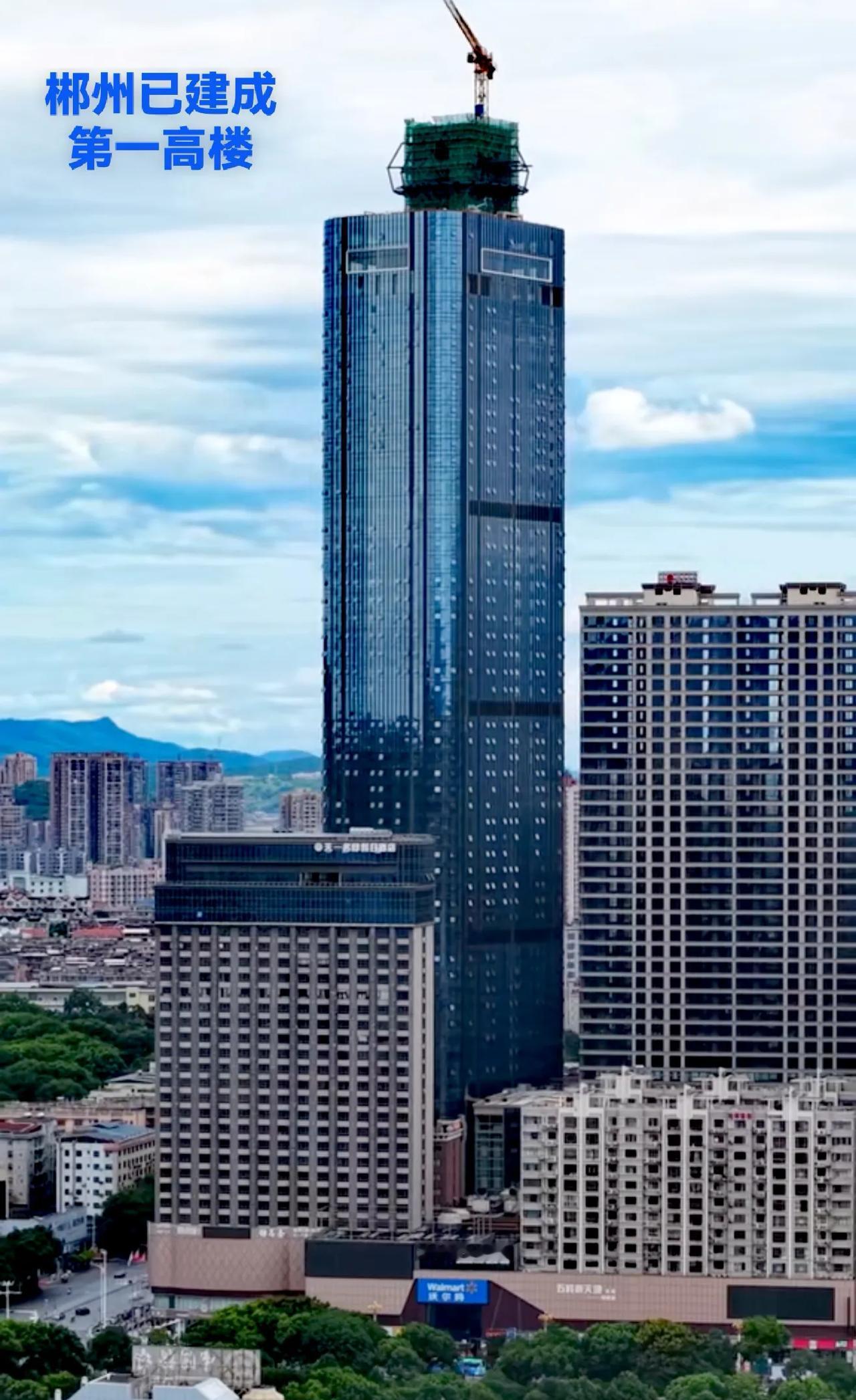 湖南省郴州市区，第一高楼已经建成功快装修好了，剩下的就是高楼顶部那一部分了。说实