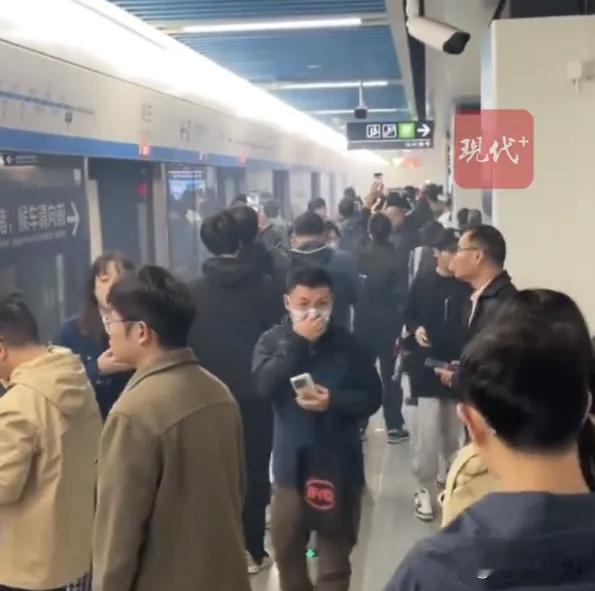 南京地铁1号线，惊现“烟雾迷城”！早高峰突发“人挤人”危机，背后隐藏的真相令人震