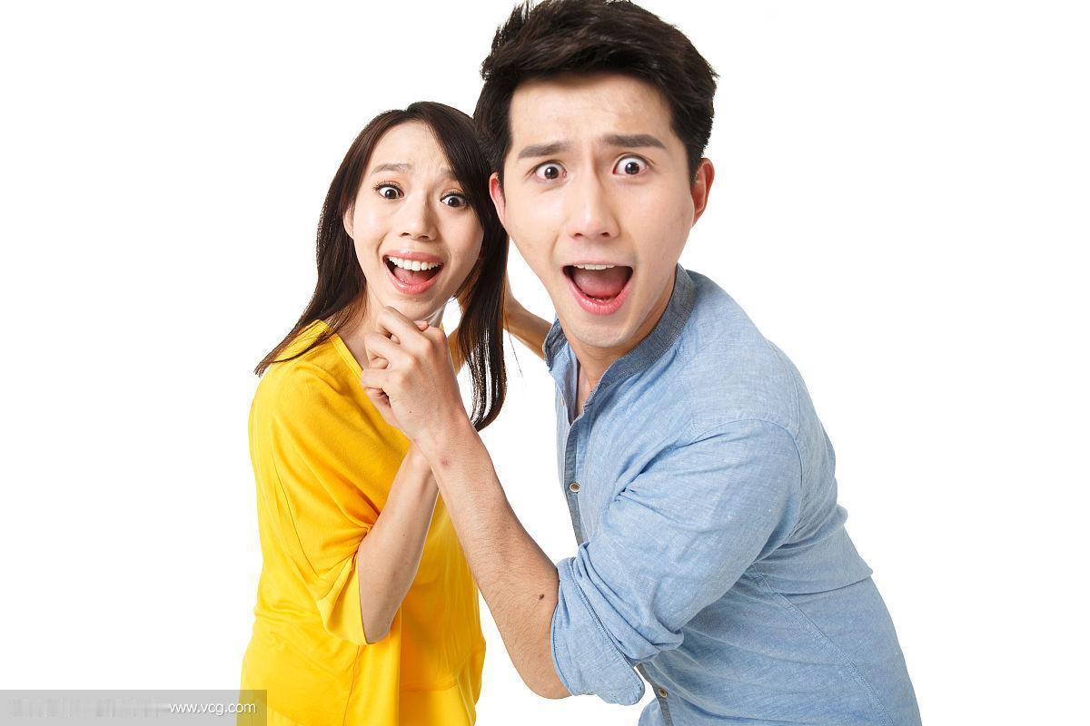 兄弟：昨晚的酒钱结一下，一共是2000，你和你女朋友的是1600。我：不是