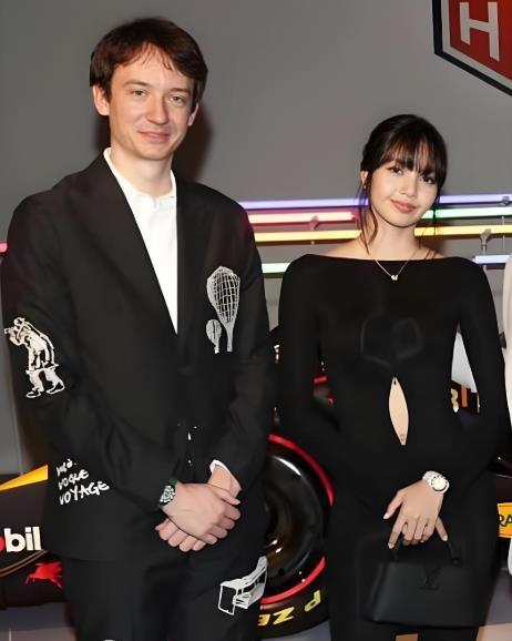 #LV三公子韩国逛街#多名韩国网友在首尔街头遇到豪门LV三公子，此时BLAC