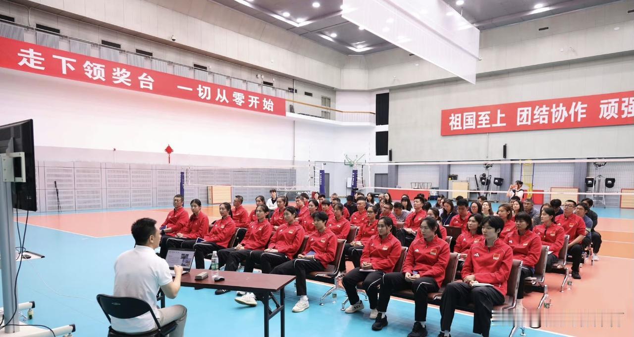 中国女排北京集训最新消息！金佳宝、朱星辰2人归队，没有像网上前几天传出的谣言：杨
