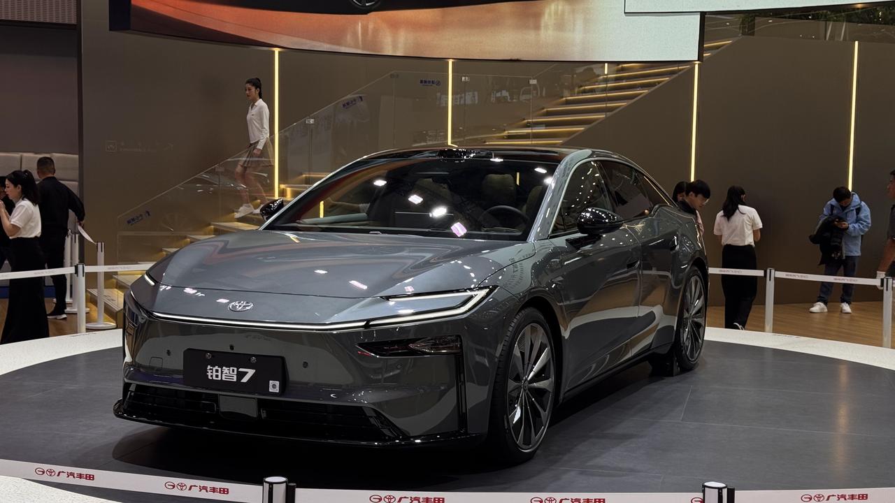 很难想象这会是下一代的ES如果它是长成铂智7的样子那应该会好很多…..很多…