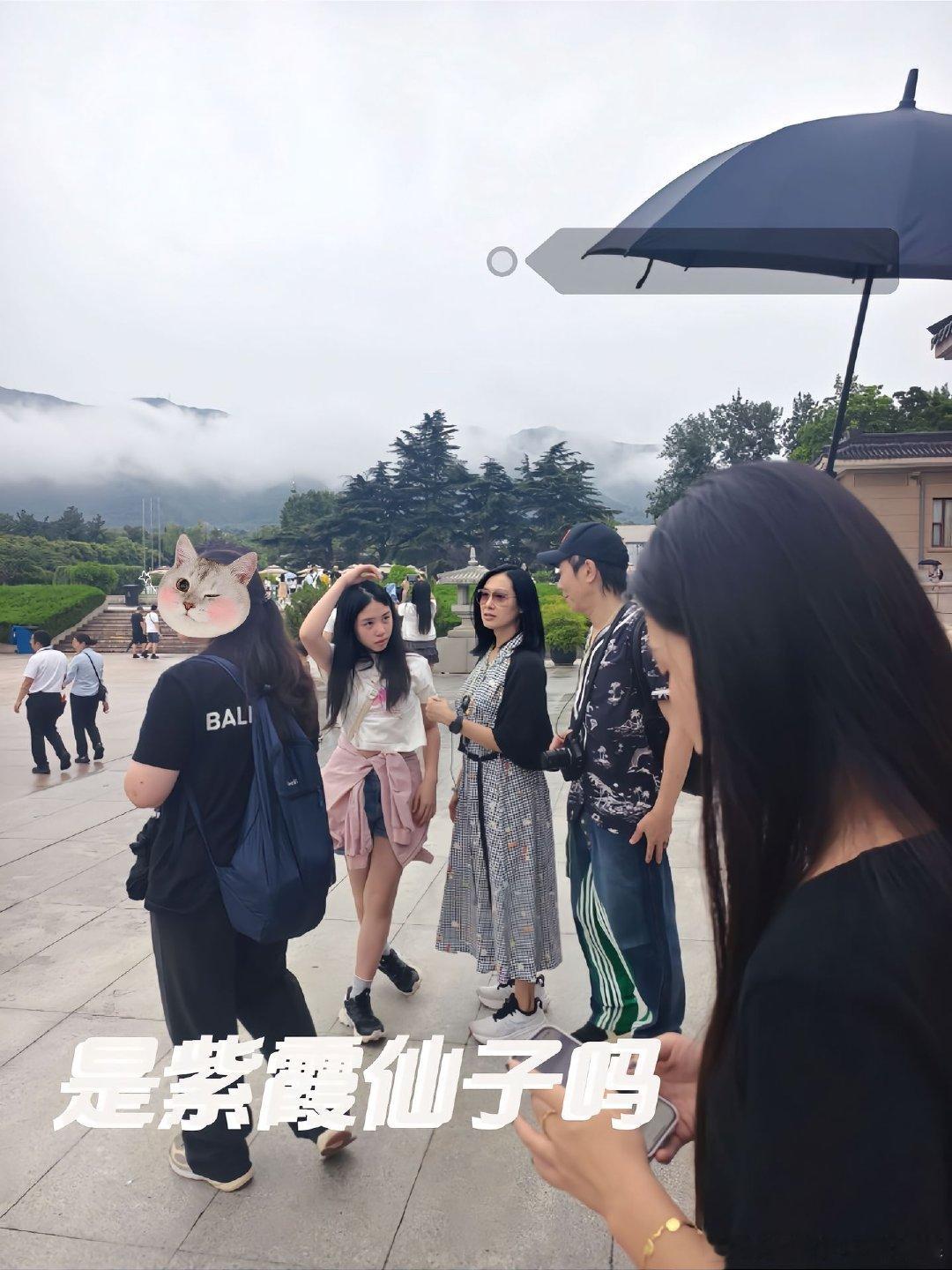 朱茵黄贯中一家三口游玩西安网友在西安邂逅朱茵黄贯中一家，朱茵身着格子长裙，尽显优