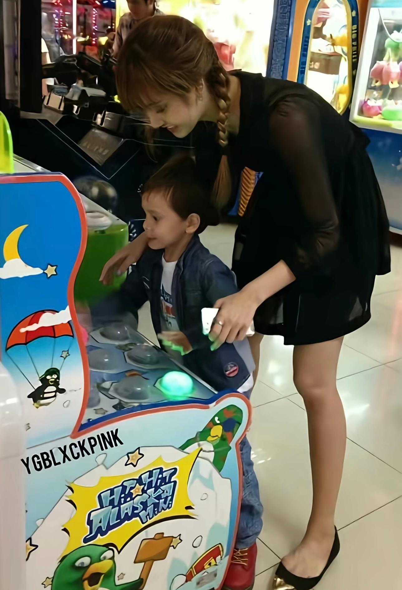 从小就头小鼻子挺lisa
