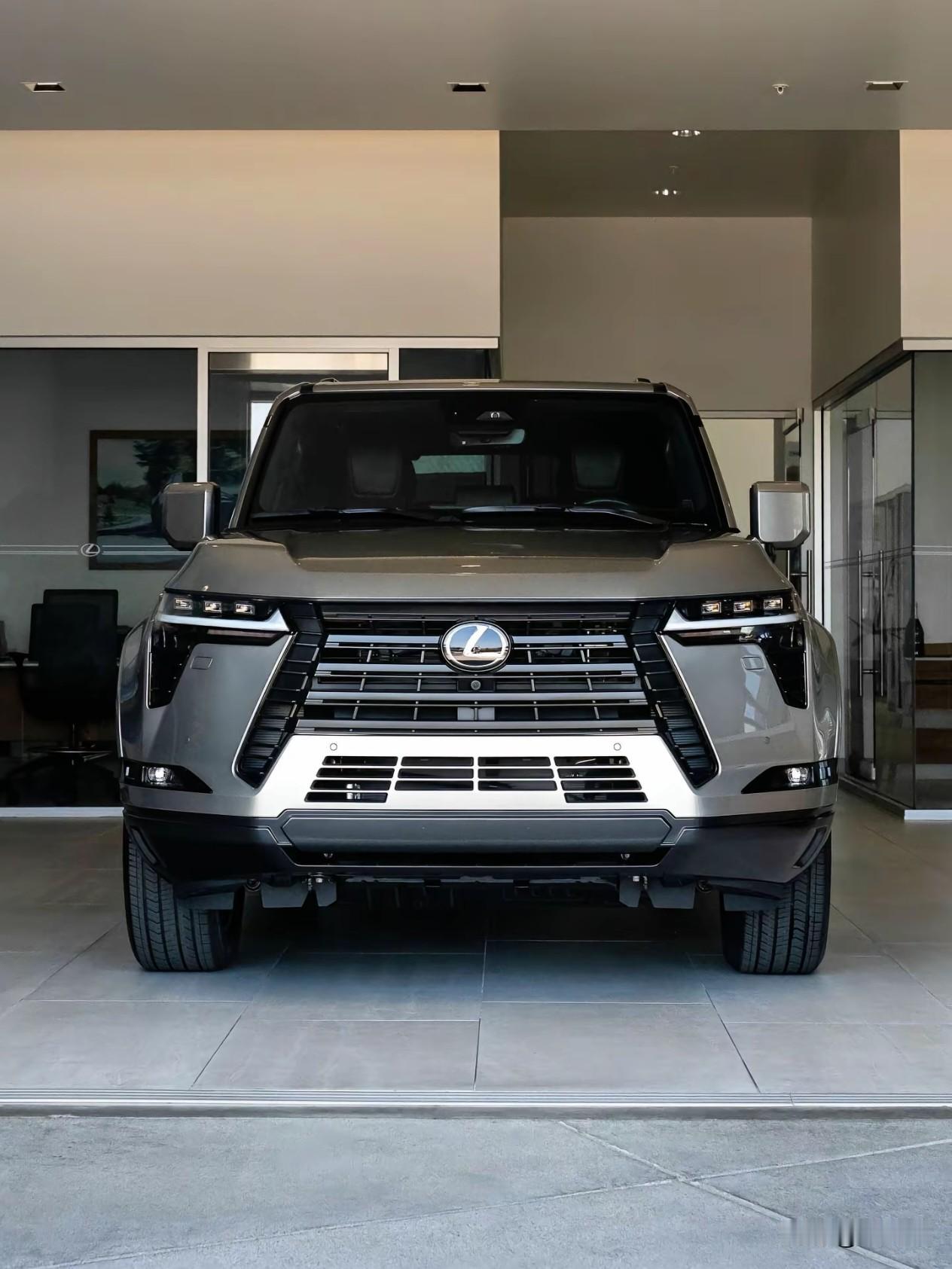 新款雷克萨斯GX今日上市，77.8万起售。亮点是底盘升高2.54厘米，强化了硬派