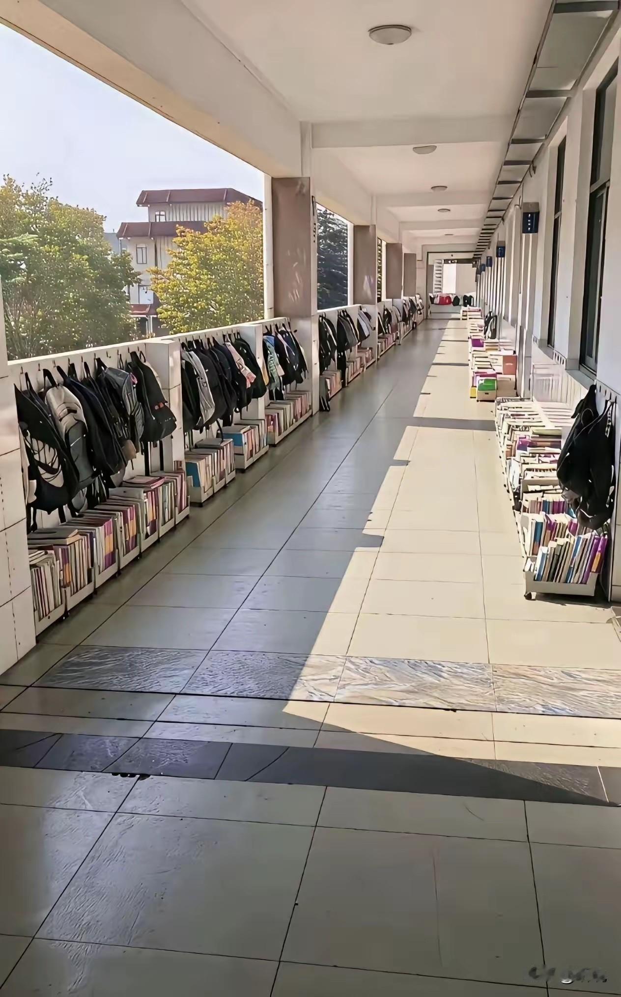 这样设计是真的好，不知道下雨天要不要收书[无奈吐舌]