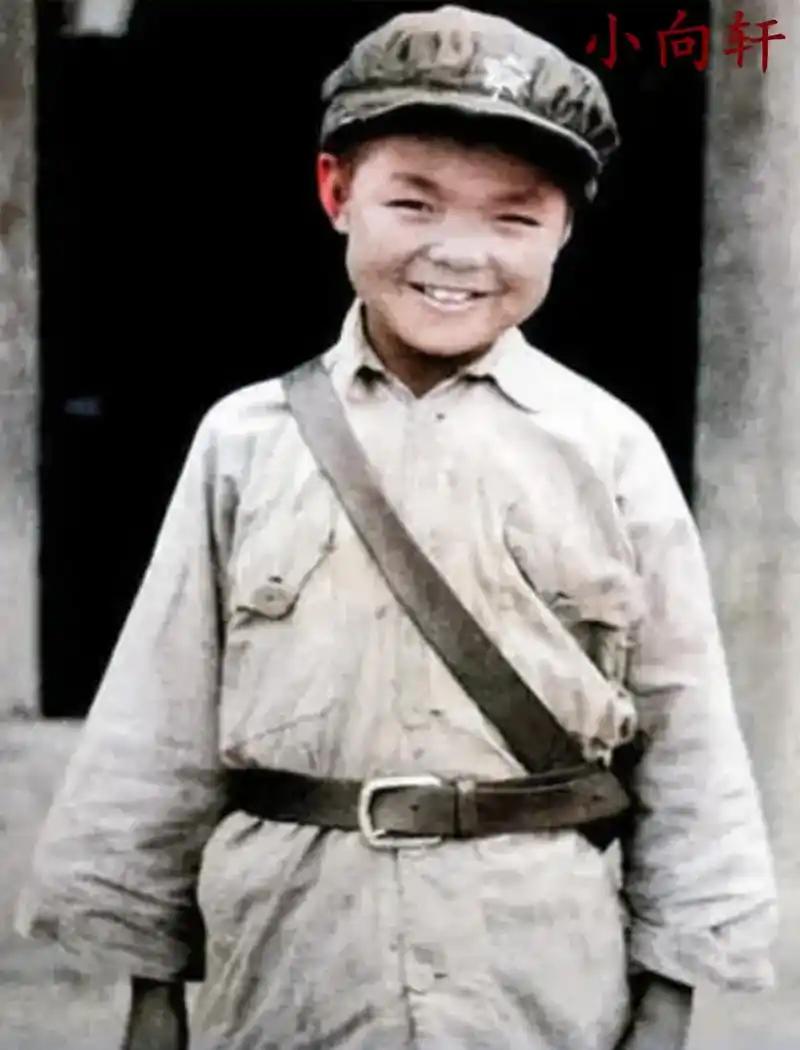 1955年大授衔。一份履历表摆在首长桌上。首长看完眼眶直接红了。向轩，29岁，拟