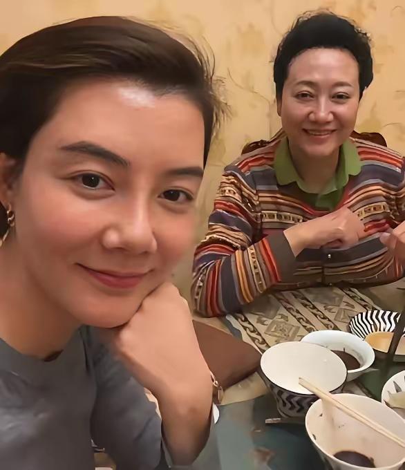2012年，车晓与身价125亿的丈夫李兆会闹离婚，母亲王丽云说，你要离婚也可以，