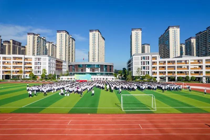 吴校长今年四十八岁了，是一所完全中学的校长。按照他们当地不成文的规定，吴校长还可