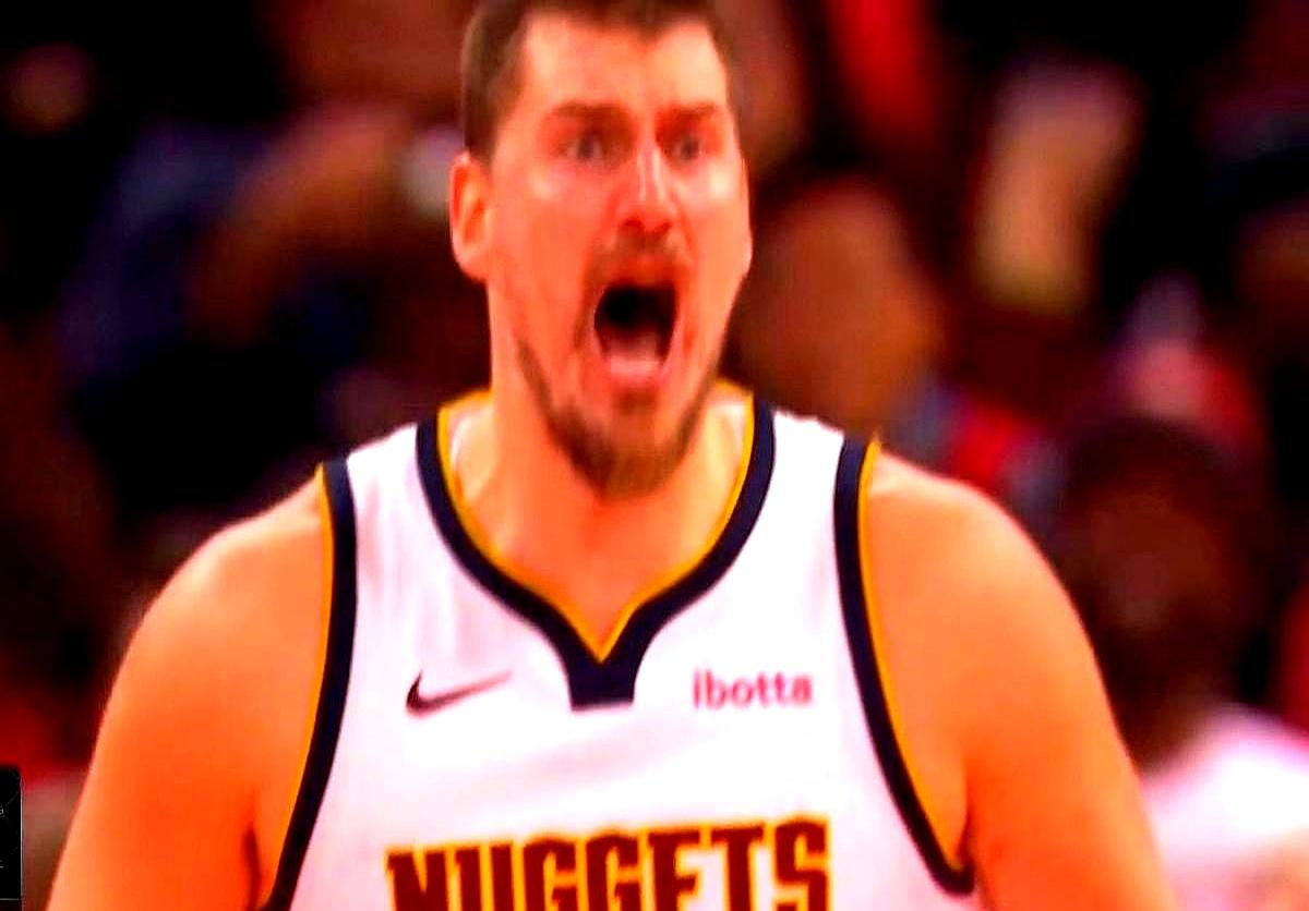 今晚最吓人的一件事，不是掘金赢了，而是约基奇只拿了17分。他压根就没想着