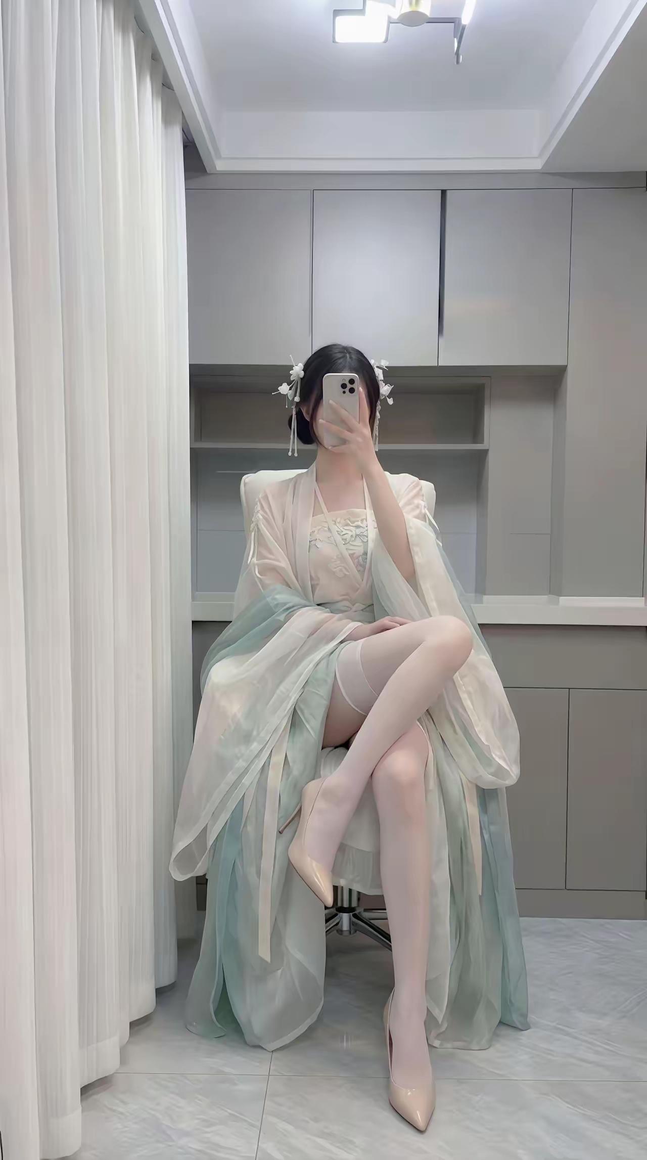 青丝素裙，飘逸如梦。