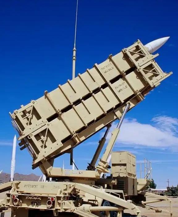 特朗普估计现在很发愁，为啥发愁？因为他手上那笔卖给台湾的110亿美元武器大单，眼