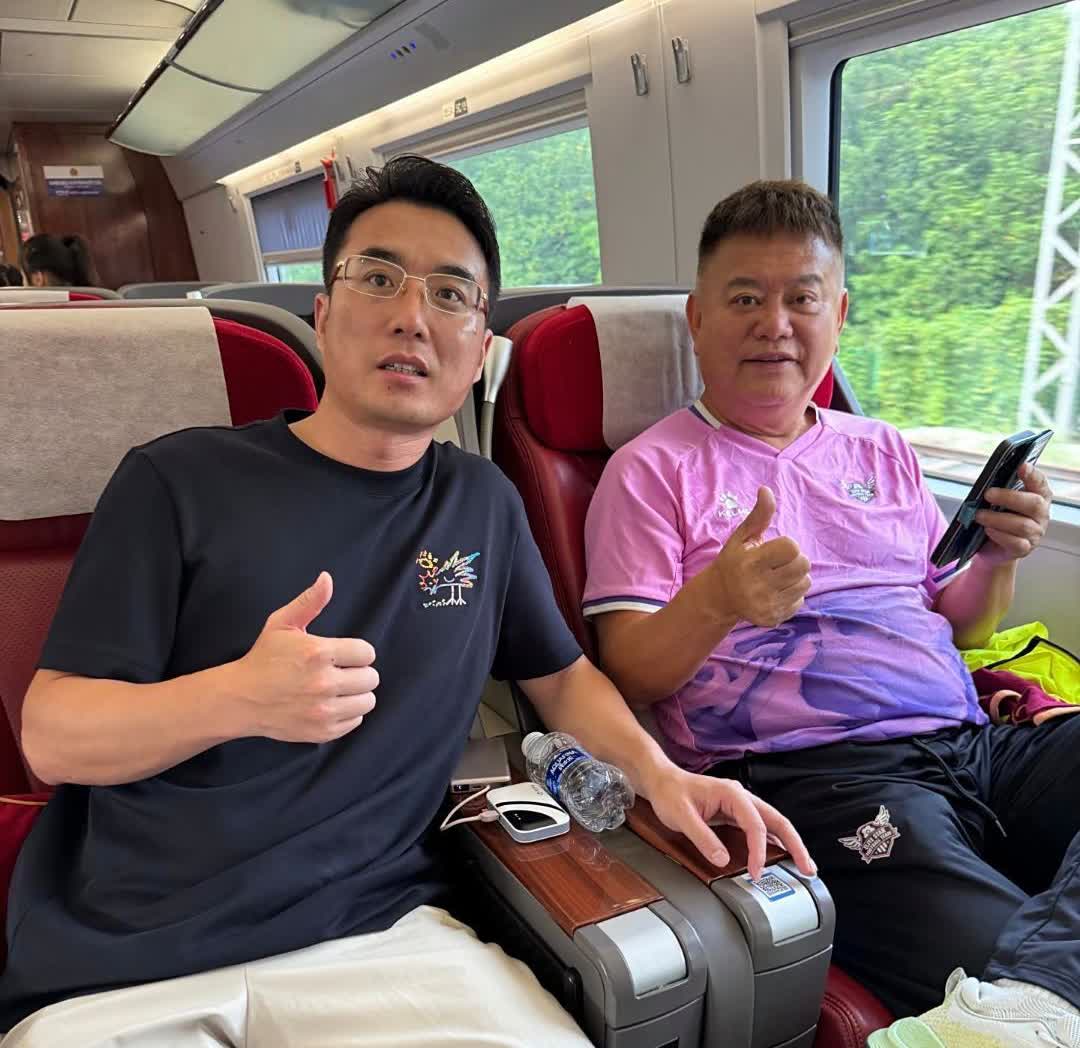 75岁陈百祥坐高铁回香港，他真的胖了好多，肚子有点大，看着精神十足，香港人真的太