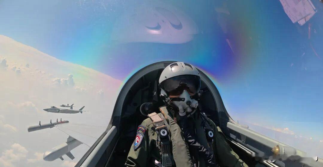 歼-16D：中国空军的"电磁幽灵"，为何能成战场上的"踹门者"2025年1