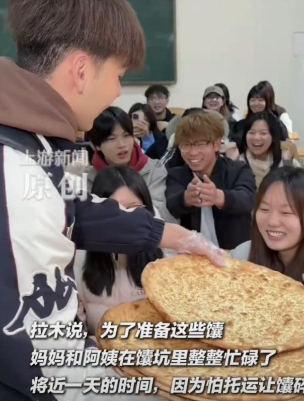 新疆同学也太豪爽了吧！之前有个叫拉木的同学，开学带烤全羊请全班吃，新学期又给每人