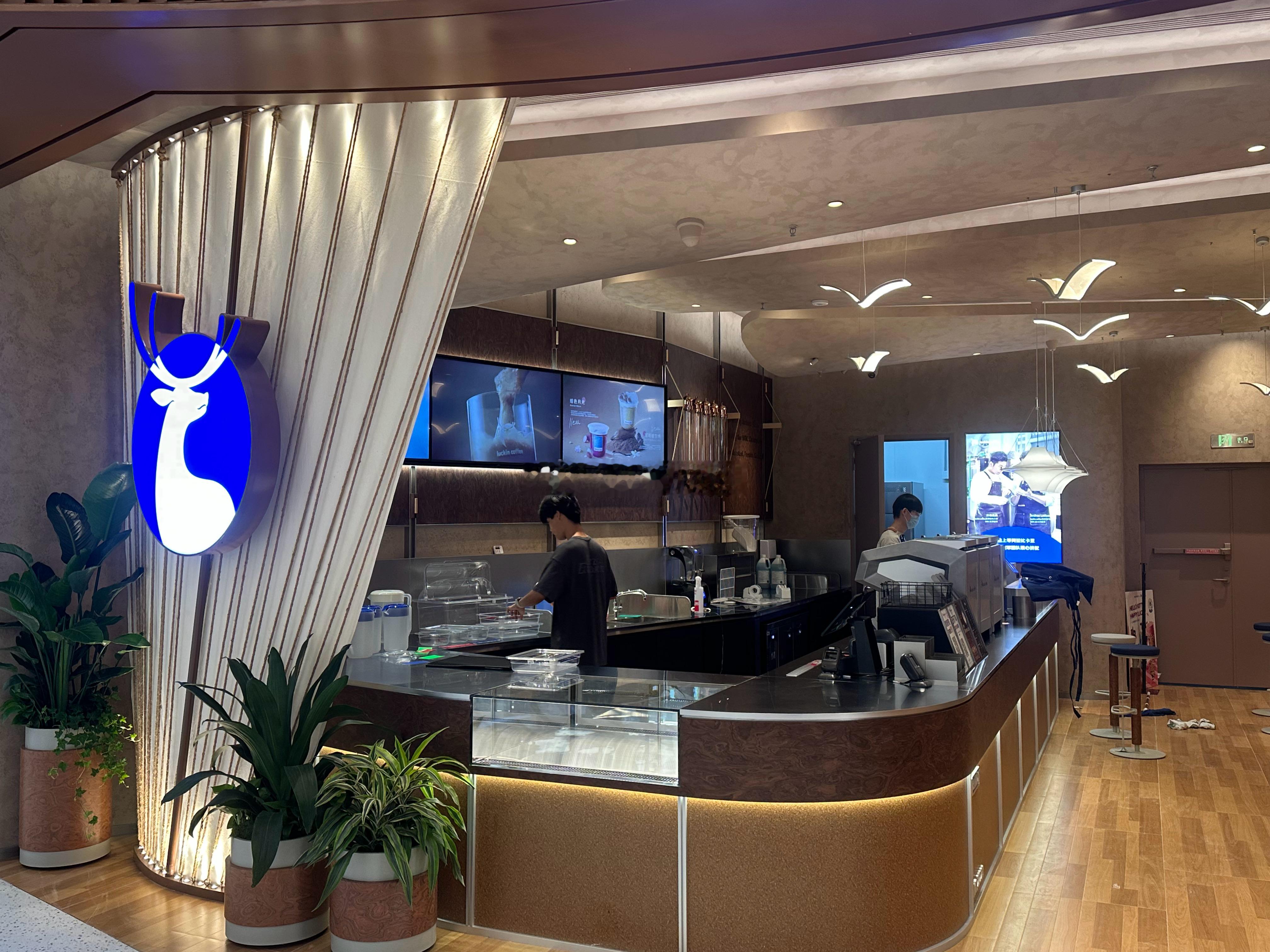 厦门商业万象城北区瑞幸咖啡琴帆留香悠享店，也许是厦门本岛第二家带🎹的门店。