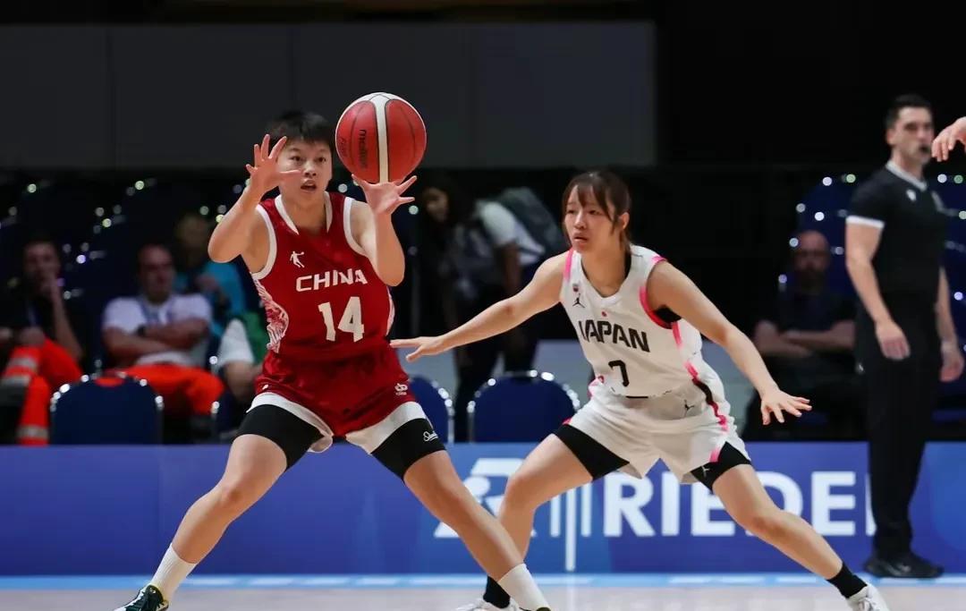没想到大学生女篮这么快就给中国女篮国家队报了仇。大学生女篮比赛，中国大学生女篮，