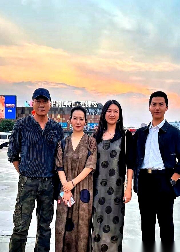 胡军一家四口现身五棵松看音乐会。这四口人过往极少有全员到齐的公开露面。妻子卢芳与一双儿女九儿、康康挑