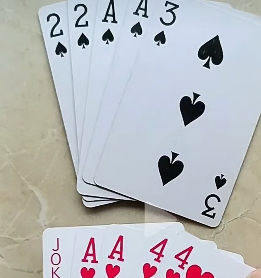 隔壁吴老二敲着桌子说到，谁能打赢这把牌，我把扑克都吃了。如图所示。庄