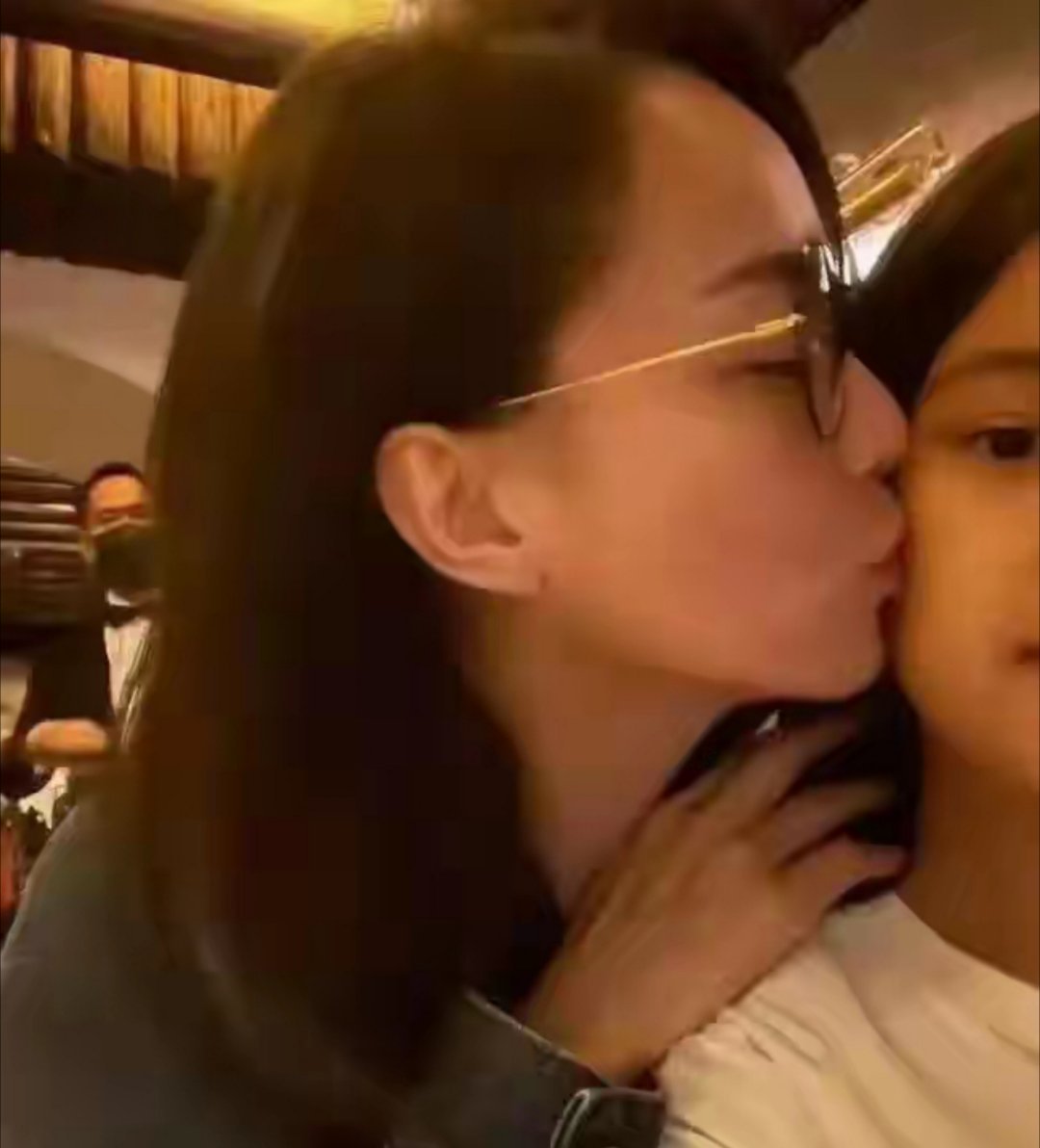 容祖儿晒霍汶希女儿近照，妈妈把她养的真好，15岁长得好港女