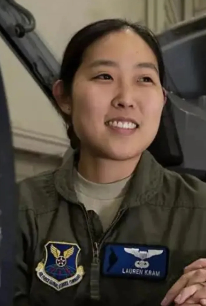 美国🇺🇸B2轰炸机-华人飞行员面孔。这是一名ABC华人子女。这里的“ABC”