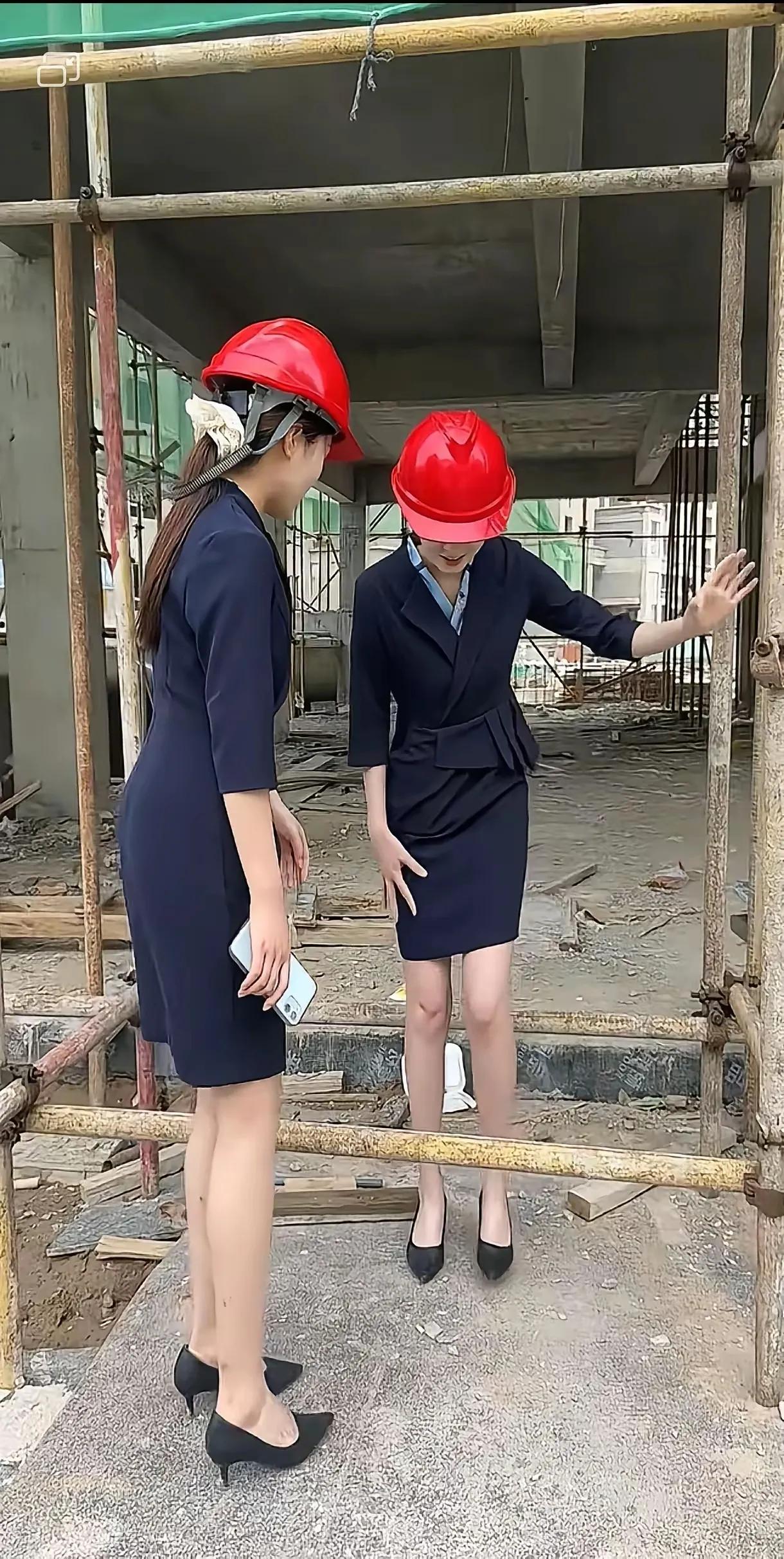都说工地最怕的就是三件事停电、下雨、领导来那么戴着红色工帽的美女来到