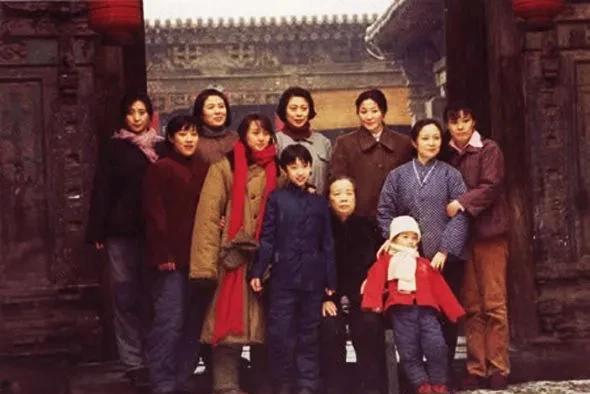 《家有九凤》演员现状：初大凤（张英，国家一级演员）初二凤（盖克，妈妈专业户）